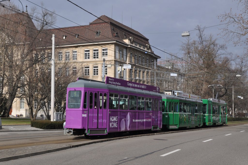 Dreiwagenzug mit dem Be 4/4 484, dem B4S 1487 und dem B4 1446 fahren am Fasnachts Dienstag auf der Linie 1 zum Aeschenplatz und dann weiter Richtung Pratteln. Die Aufnahme stammt vom 28.02.2012.