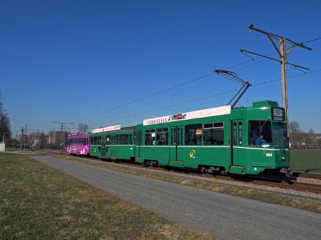 Dreiwagenzug mit dem Be 4/4 484, dem B4S 1487 und dem B4 1446 fahren am Fasnachts Mittwoch auf der Linie 14 Richtung Pratteln. Die Aufnahme stammt vom 29.02.2012.