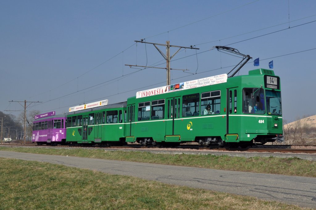 Dreiwagenzug mit dem Be 4/4 484, dem B4S 1487 und dem B4 1446 auf der Linie 14 fahren zur Haltestelle Lachmatt. Die Aufnahme stammt vom 13.03.2012.