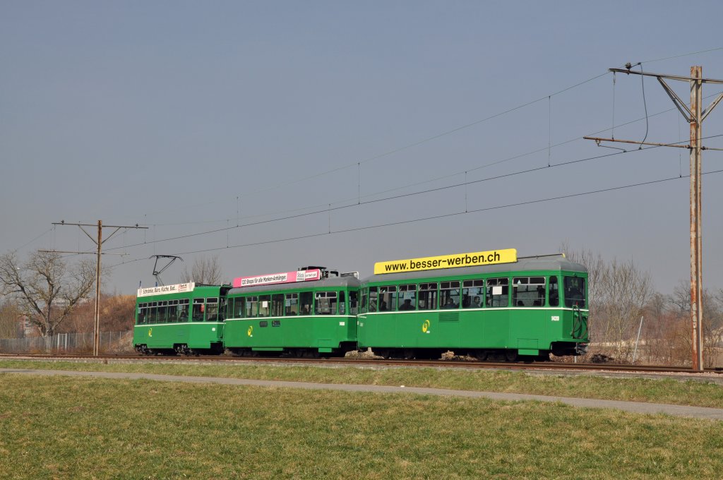 Dreiwagenzug mit dem Be 4/4 486, dem B4S 1488 und dem B4 1439 auf der Linie 14 fahren zur Haltestelle Rothausstrasse. Die Aufnahme stammt vom 13.03.2012.

