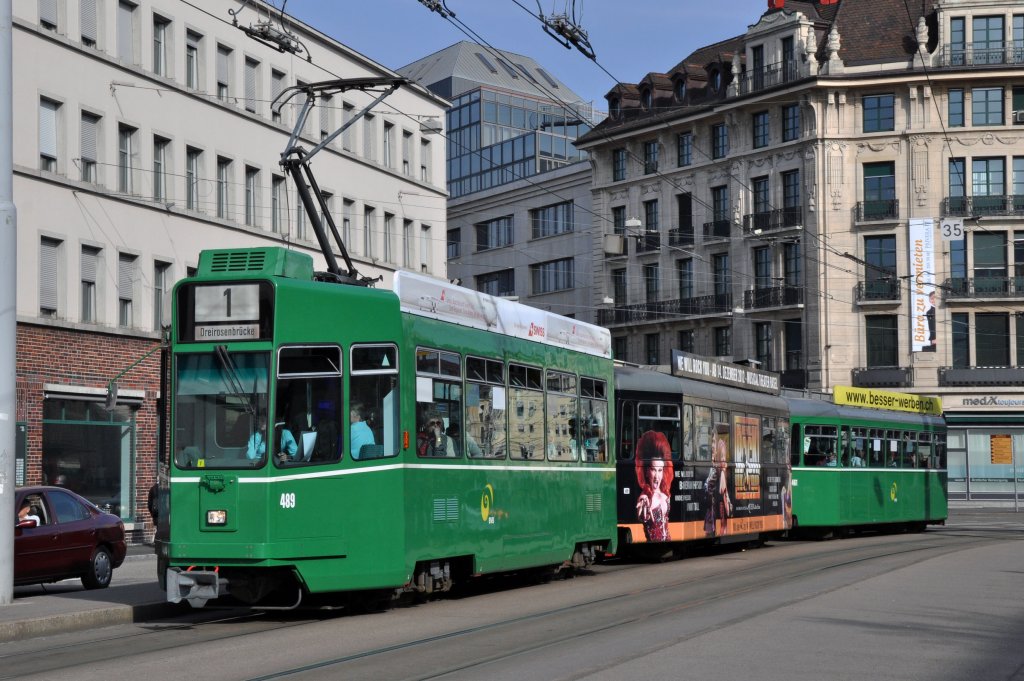 Dreiwagenzug mit dem Be 4/4 489 an der Spitze und dem B4S 1491 mit der Musical Werbung WE WILL ROCK YOU von Queen und dem B4 1461 fahren zur Haltestelle Markthalle. Die Aufnahme stammt vom 27.03.2012.