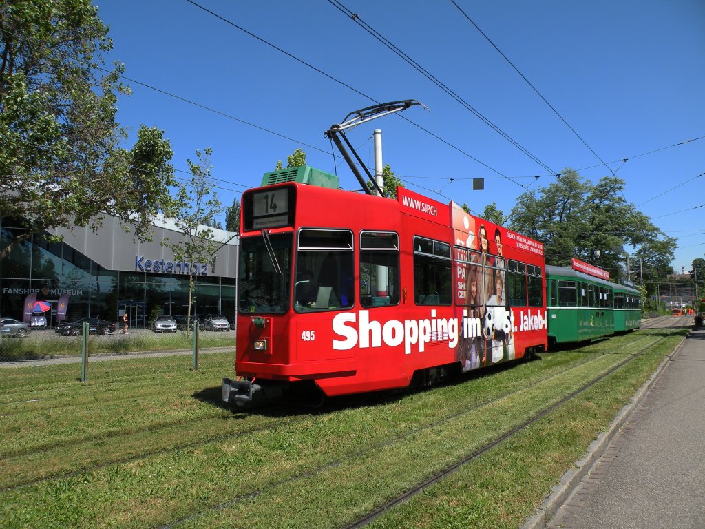 Dreiwagenzug mit dem Be 4/4 495 und der Vollwewrbung fr das St. Jakob Park Shopping an der Spitze fhrt zur Haltestelle St. Jakob. Die Aufnahme stammt vom 29.05.2012.