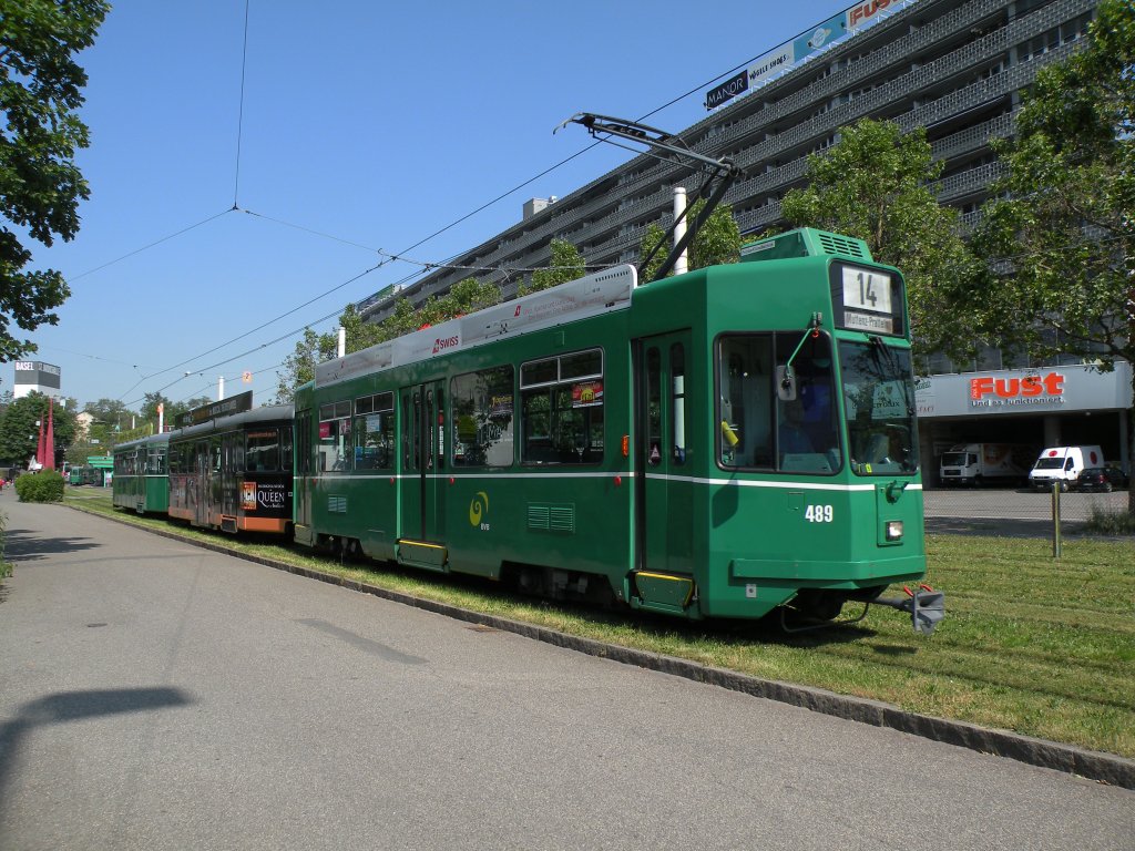 Dreiwagenzug mit dem Be 4/4 489 an der Spitze fhrt zur Wendeschlaufe am Schnzli. Die Aufnahme stammt vom 30.05.2012.