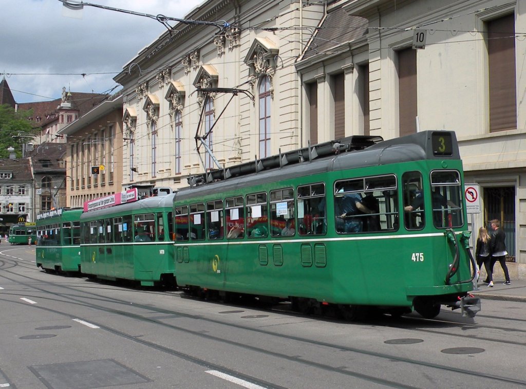 Dreiwagenzug mit dem Be 4/4 477, dem B4S 1470 und dem Be 4/4 475 auf der Linie 3 fahren den Steinenberg hinunter zur Haltestelle Barfsserplatz. Die Aufnahme stammt vom 09.06.2012.