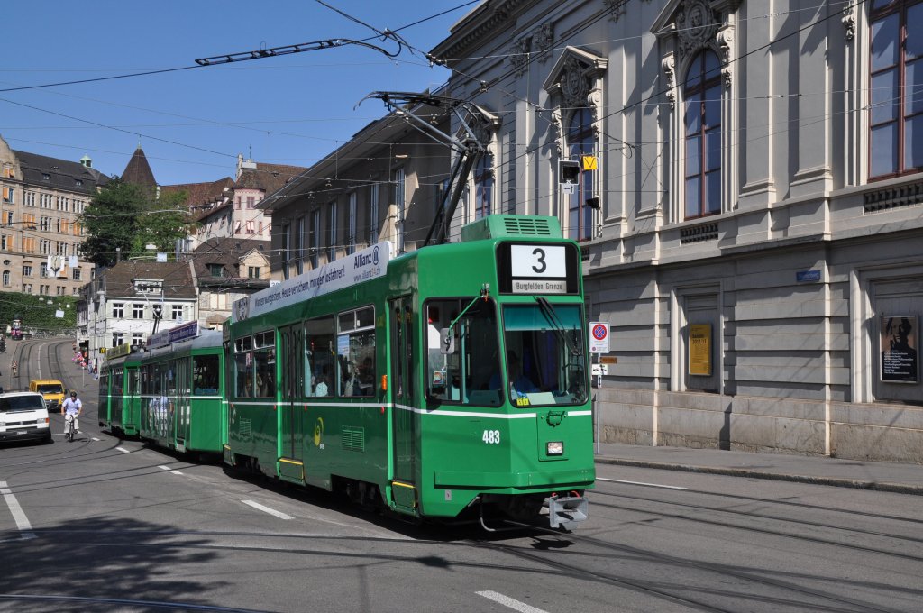 Dreiwagenzug mit dem Be 4/4 483 an der Spitze fhrt Richtung Haltestelle Bankverein. Die Aufnahme stammt vom 15.08.2012.