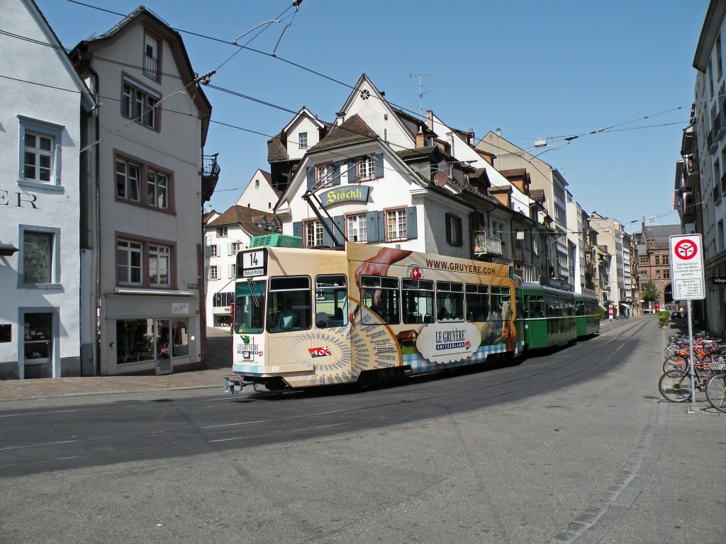 Dreiwagenzug mit dem Be 4/4 502 und der Vollwerbung fr den Kse Le Gruyre in der Falknerstrasse Richtung Barfsserplatz. Die Aufnahme stammt vom 19.08.2012.