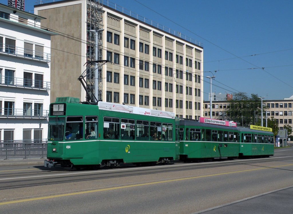 Dreiwagenzug mit dem Be 4/4 494 und dem B 1492 und dem B 1474 auf der Linie 1 kurz nach der Haltestelle Dreirosenbrcke. Die Aufnahme stammt vom 16.09.2012.