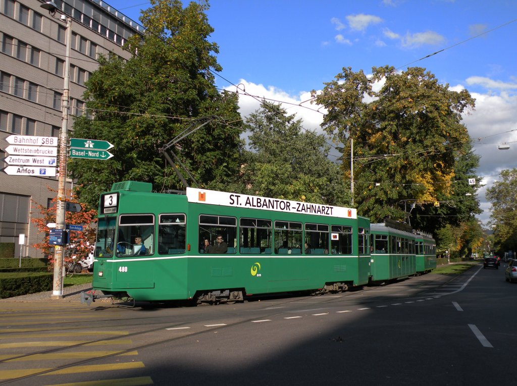 Dreiwagenzug mit dem Be 4/4 480 an der Spitze auf der Linie 3 kurz vor der Haltestelle Aeschenplatz. Die Aufnahme stammt vom 13.10.2012.