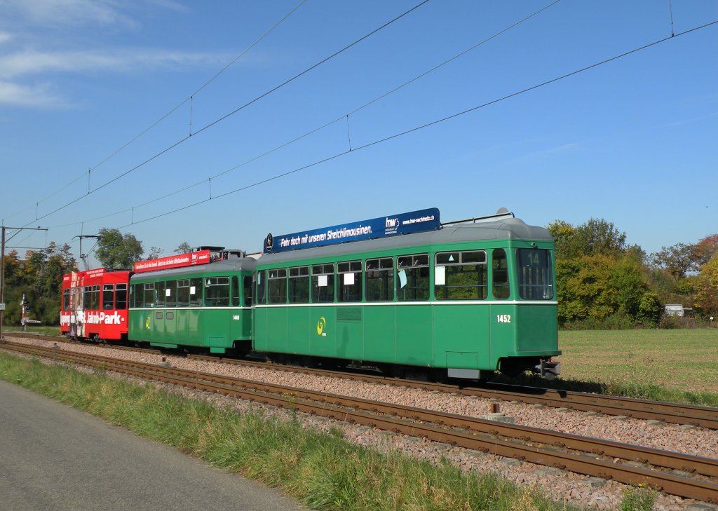 Dreiwagenzug mit dem Be 4/4 495 und der Vollwerbung fr das Einkaufscenter St. Jakob Park, dem B 1449S und dem B 1452 fahren Richtung Haltestelle Rothausstrasse. Die Aufnahme stammt vom 19.10.2012.