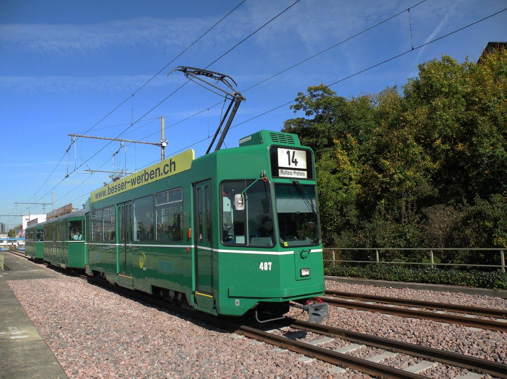 Dreiwagenzug mit dem Be 4/4 487 an der Spitze auf der Linie 14 fhrt zur Haltestelle Freidorf. Die Aufnahme stammt vom 19.10.2012.
