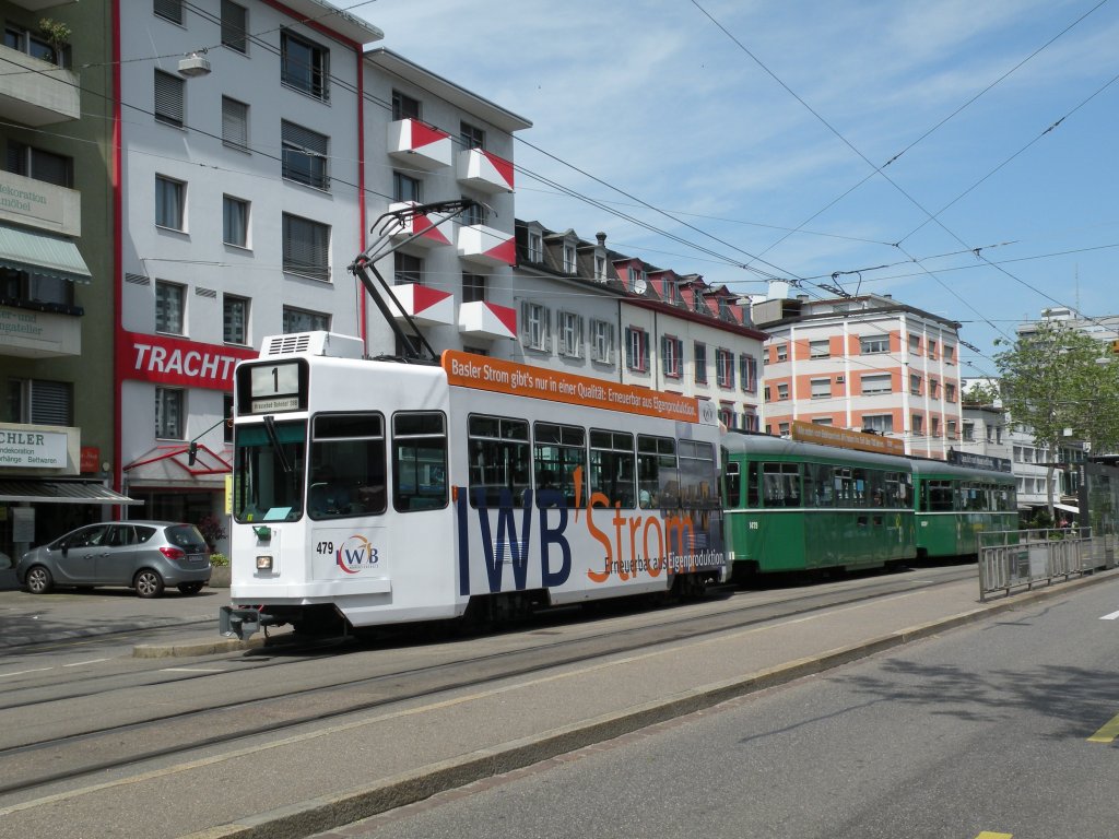 Dreiwagenzug mit dem Be 4/4 479 und der Vollwerbung fr das IWB, der B 1479S und der B 1433 an der Haltestelle Brausebad auf der Linie 1. Die Aufnahme stammt vom 08.06.2013.