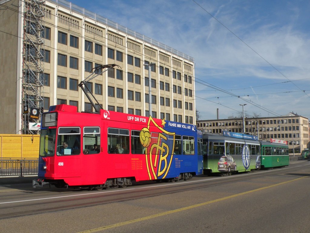Dreiwagenzug mit dem FC Basel Motorwagen 490 an der Spitze auf der Linie 1 bei der Dreirosenbrcke. Die Aufnahme stammt vom 17.11.2012.