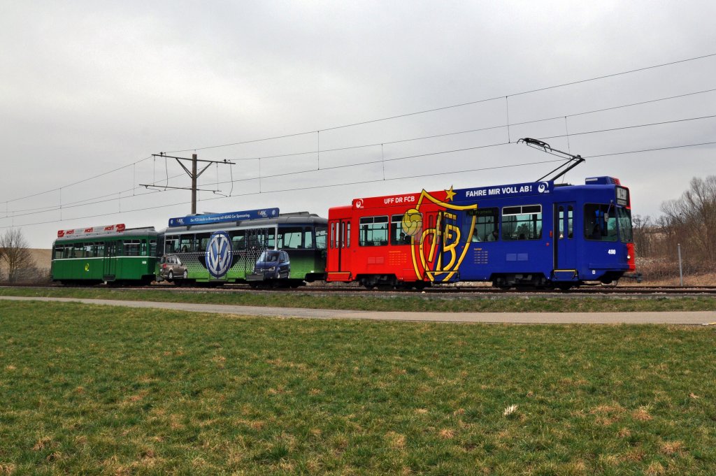 Dreiwagenzug mit dem FCB Motorwagen 490 und dem B4S 1480 und der VW Werbung mit dem B4 1495 fahren Richtung Haltestelle Lachmatt. Die Aufnahme stammt vom 17.03.2012.
