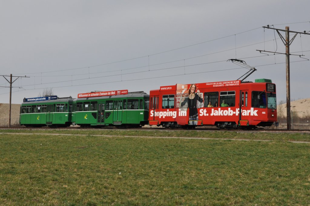 Dreiwagenzug mit dem Motorwagen 495 und der St. Jakob Parc Shopping Werbung, dem B4S 1449 und dem B4 1452 fahren Richtung Haltestelle Lachmatt. Die Aufnahme stammt vom 17.03.2012.