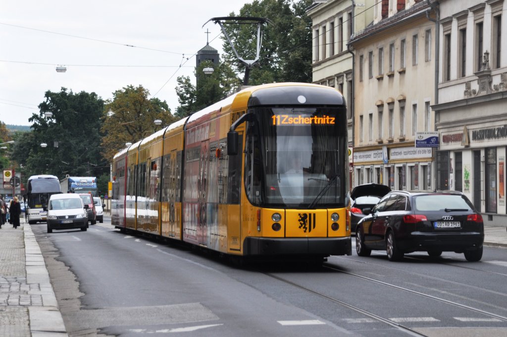 DRESDEN, 08.09.2010, Straßenbahnlinie 11 nach Zschertnitz bei der Haltestelle Pulsnitzer Straße