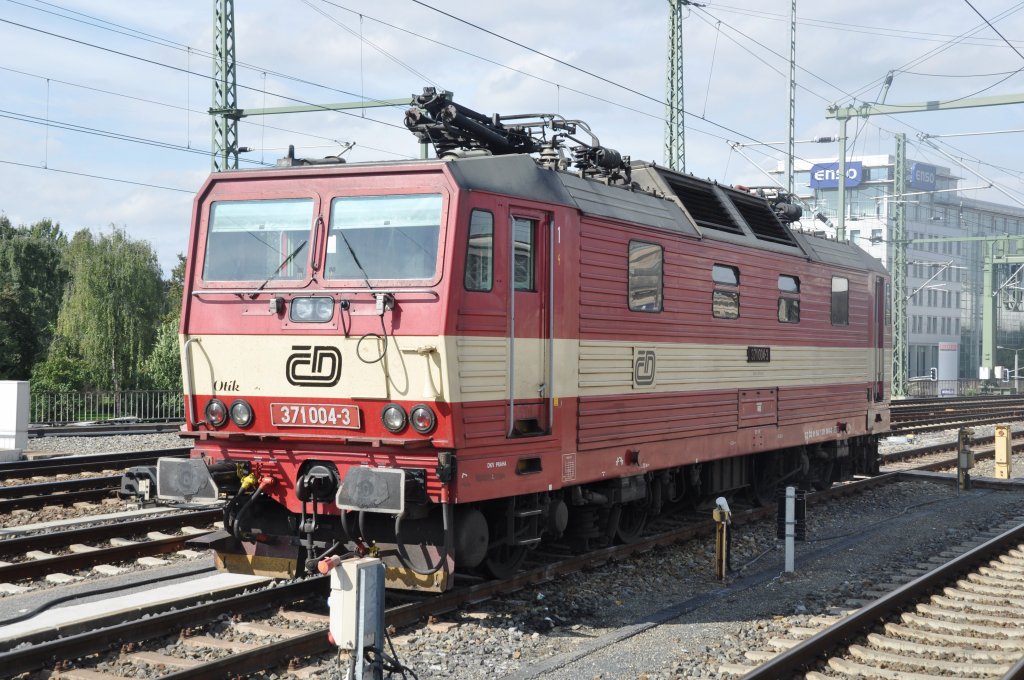 DRESDEN, 08.09.2010, die tschechische Lok 371 004-3 wartet in Dresden Hbf auf einen neuen Einsatz