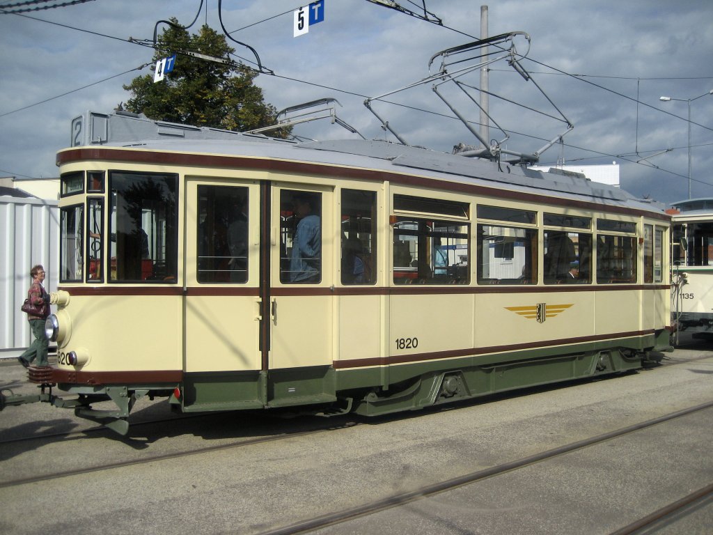 Dresden - 140 Jahre Strassenbahn in Dresden.
Jubilumsfeierlichkeiten auf dem Strassenbahnhof
 Trachenberge .Das Schmuckstck - Kleiner Hecht -
des Strassenbahnmuseums wartet auf Fahrgste fr
eine Rundfahrt in Dresden. DD. am 29.09.2012.