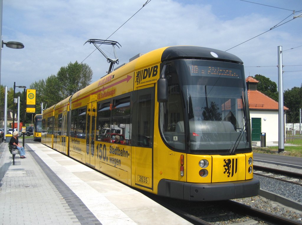 Dresden am 22.08.2011.
TW. 2635 wartet an der Endstation
  Messe Dresden   auf seine Abfahrt.
Linie 10 Richtung Striesen.