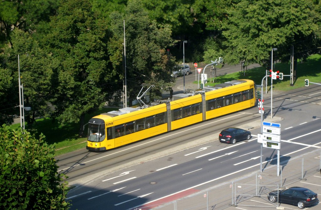 Dresden am 24.08.2011.
Blick von der Terasse des Karstadthauses.
Ein NGT D 8 DD kurz vor dem Haltepunkt
Prager Str.