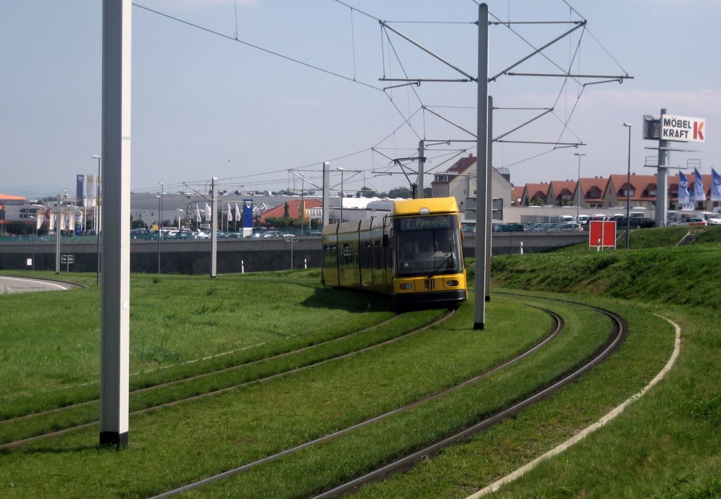 DRESDEN am 25. August 2011.
Ein NGT 8 DD auf der Linie 7
erklimmt die Anhhe zu der Station 
Gompitzer Hhe.