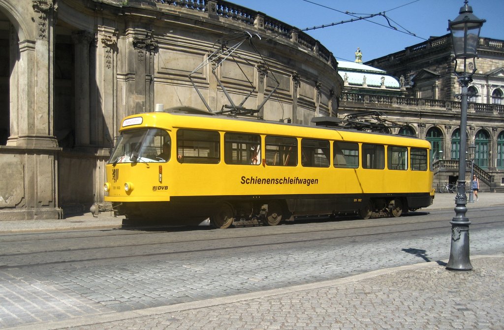 Dresden am Zwinger.
Gut gepflegter Tatra im Einsatz
als Schienenschleifwagen.
Gesehen am 26.08.2011