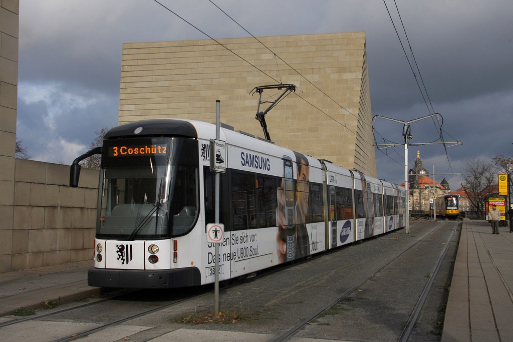 Dresden - DVB/Linie 3 - 2832 an der Hst.Rathenauplatz/Synagoge am 16.11.2008, dahinter die Synagoge, die einem das Geradestellen eines Bildes nicht einfach macht.
