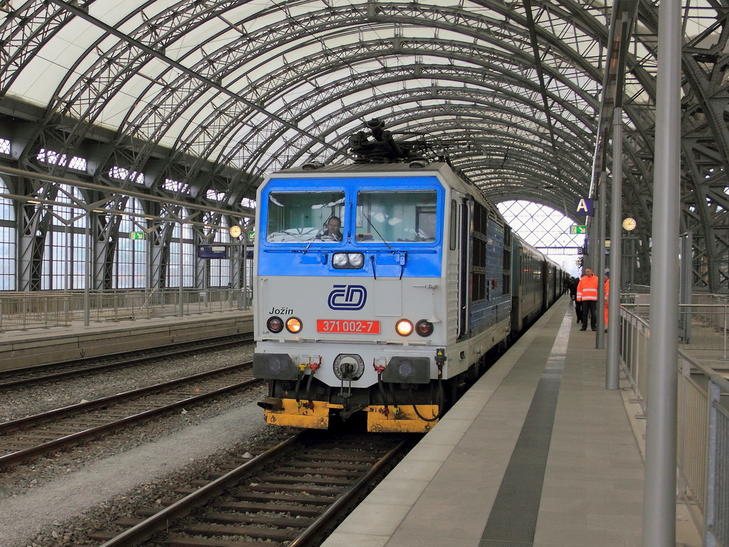 Dresden Hauptbahnhof am 18. Februar 2013. Lokwechsel am  EC 174 nach Hamburg ber Berlin. 

371 002-7 aus Tschechien bergibt an 101 112-1.


