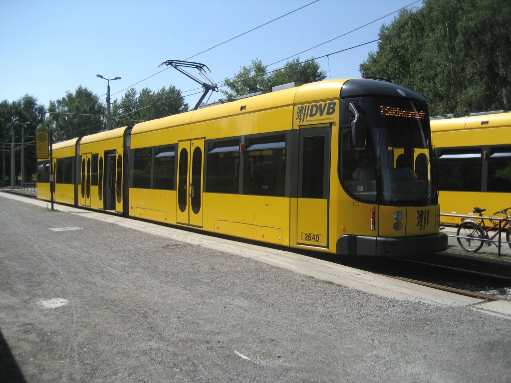 Dresden Hellerau - Endstation der Linie 8 -
TW 2640 und sein Fahrer machen ihre verdiente 
Pause. Gesehen am 24.08.2011