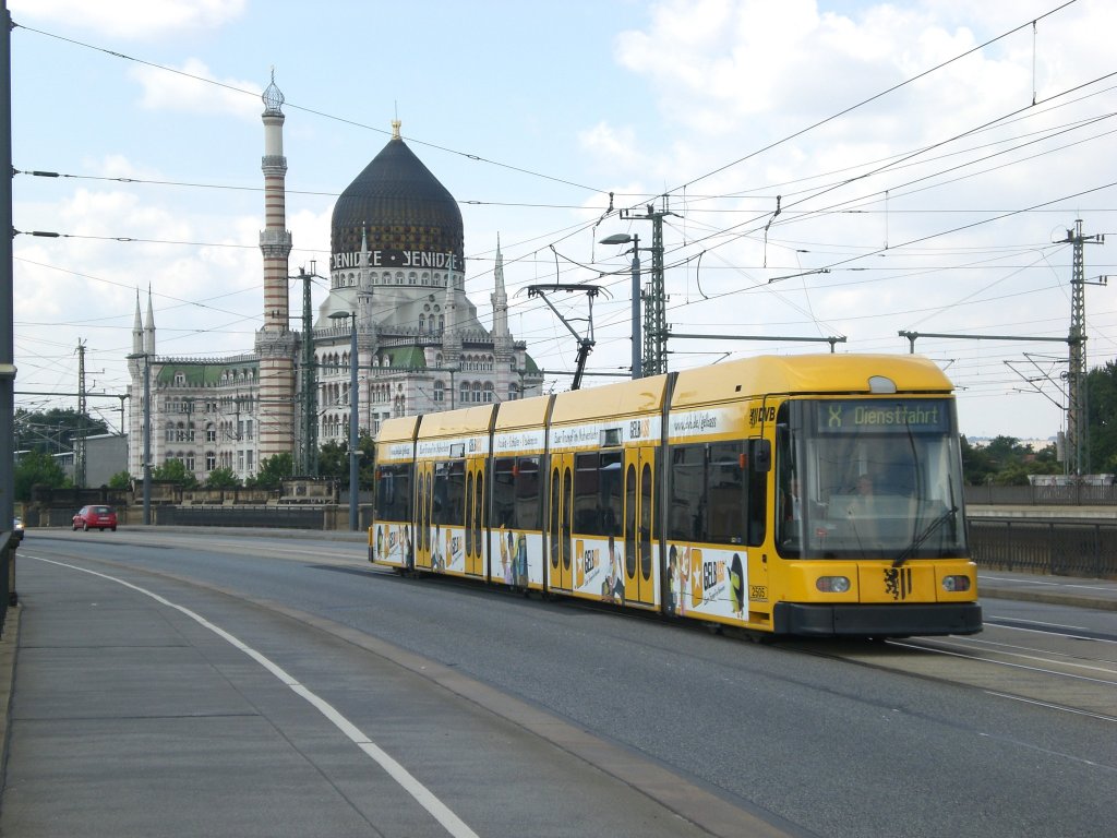 Dresden: Straenbahn unterwegs als Fahrschule auf der Marienbrcke.(27.7.2011)