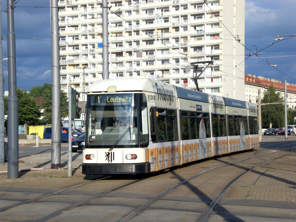 Dresden: Straenbahnlinie 1 nach Leutewitz an der Haltestelle Pirnaischer Platz.(18.8.2010) 


