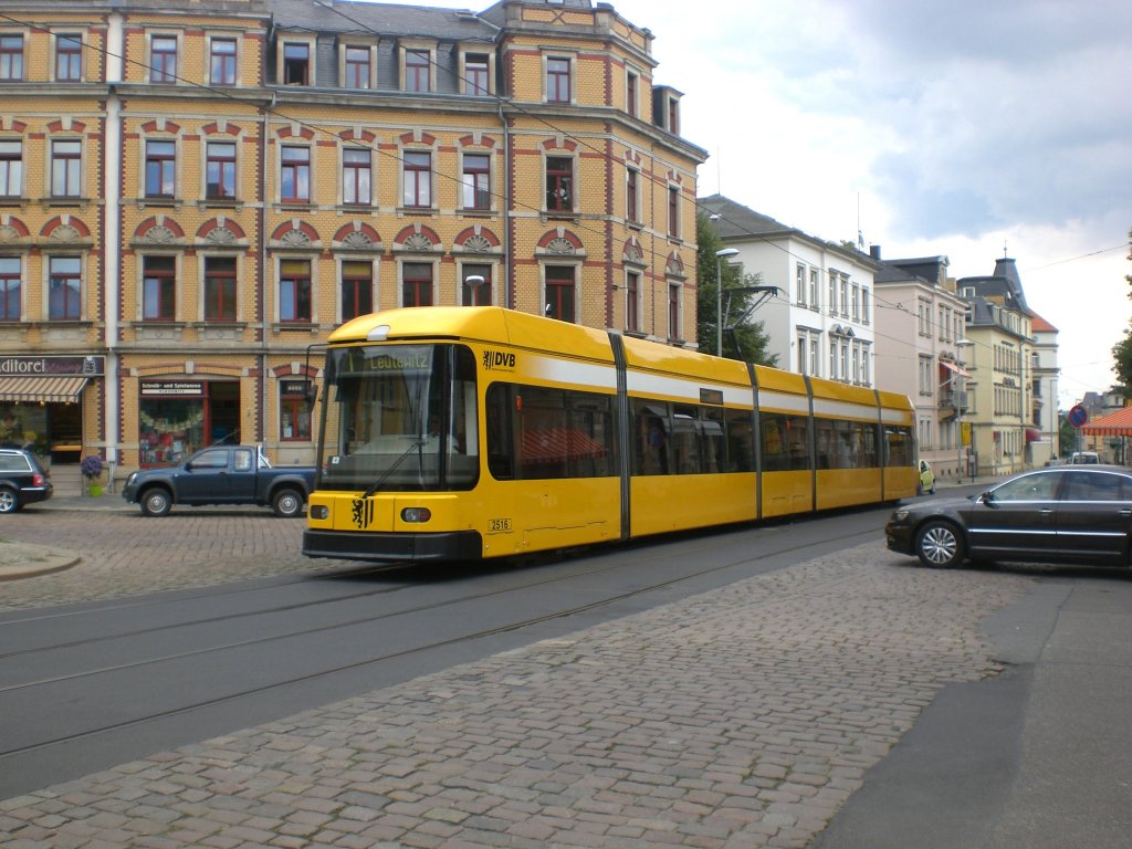 Dresden: Straenbahnlinie 1 nach Leutewitz an der Haltestelle Cotta Gustav-Keller-Strae.(28.7.2011)
