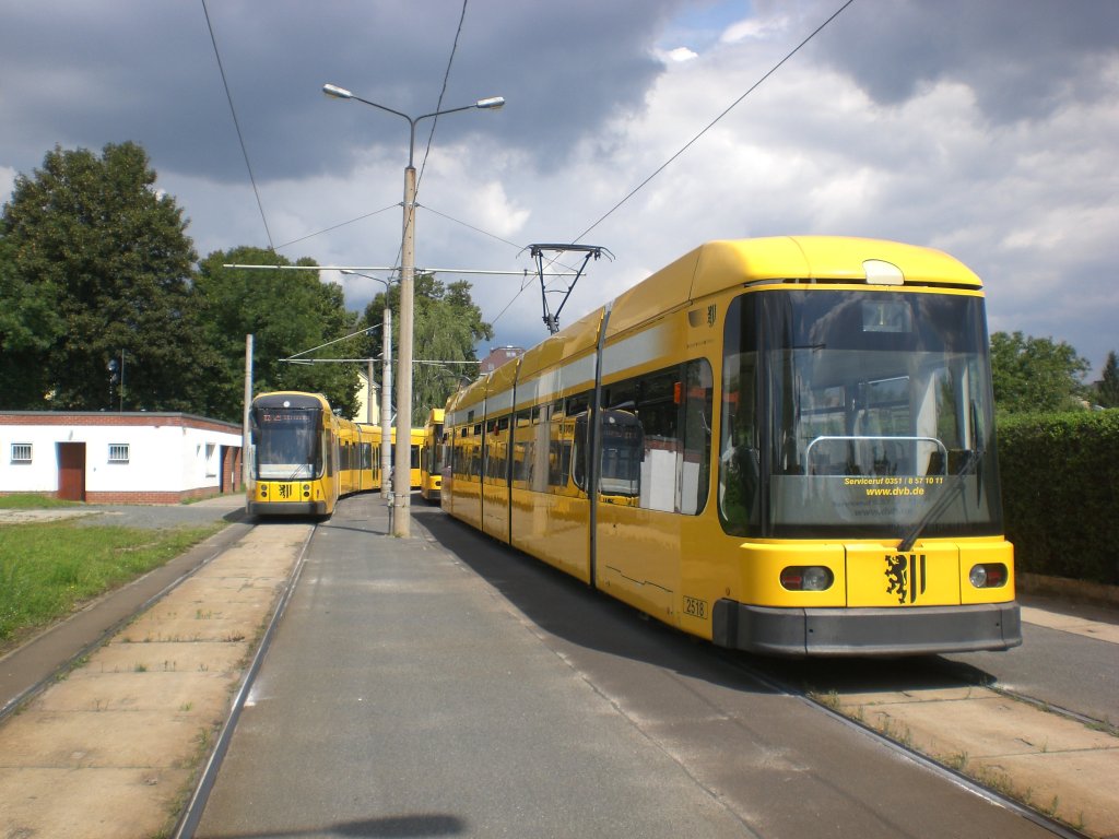 Dresden: Straenbahnlinie 1 nach Prohlis Gleisschleife an der Haltestelle Leutewitz.(28.7.2011)