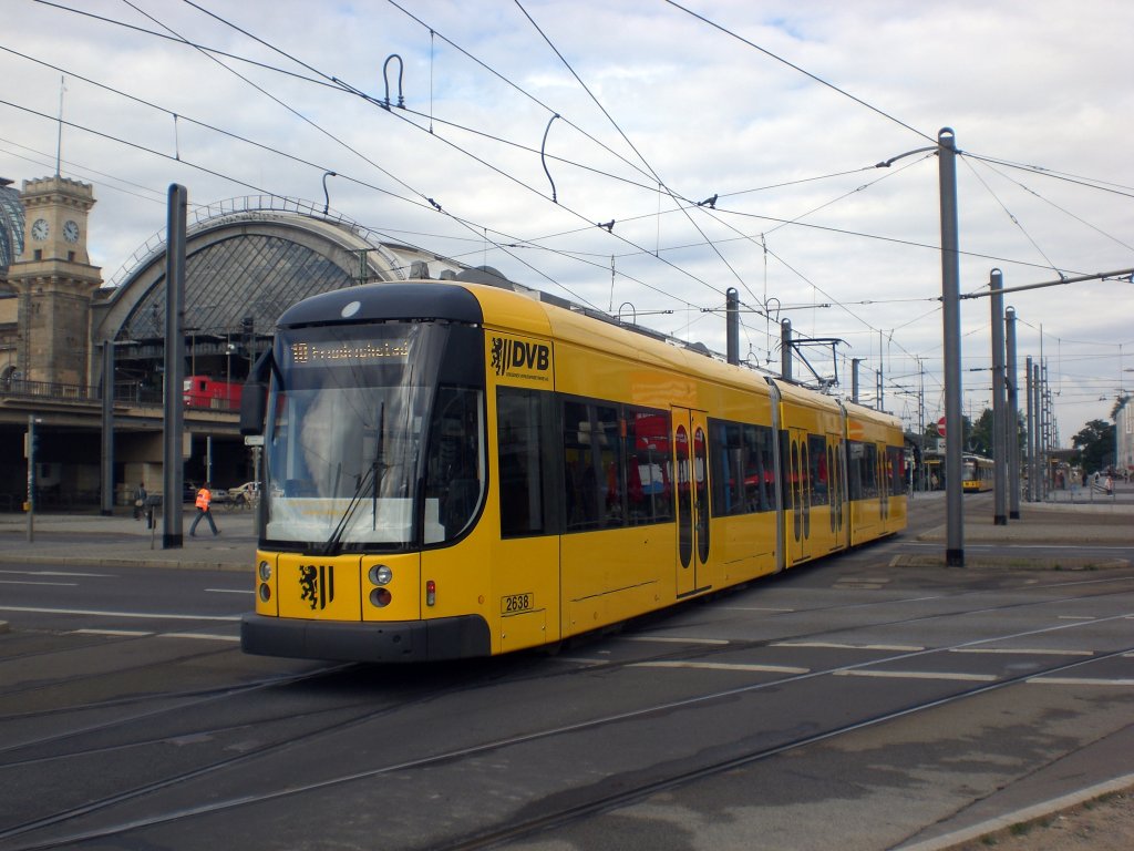 Dresden: Straenbahnlinie 10 nach Friedrichstadt am Hauptbahnhof.(18.8.2010)