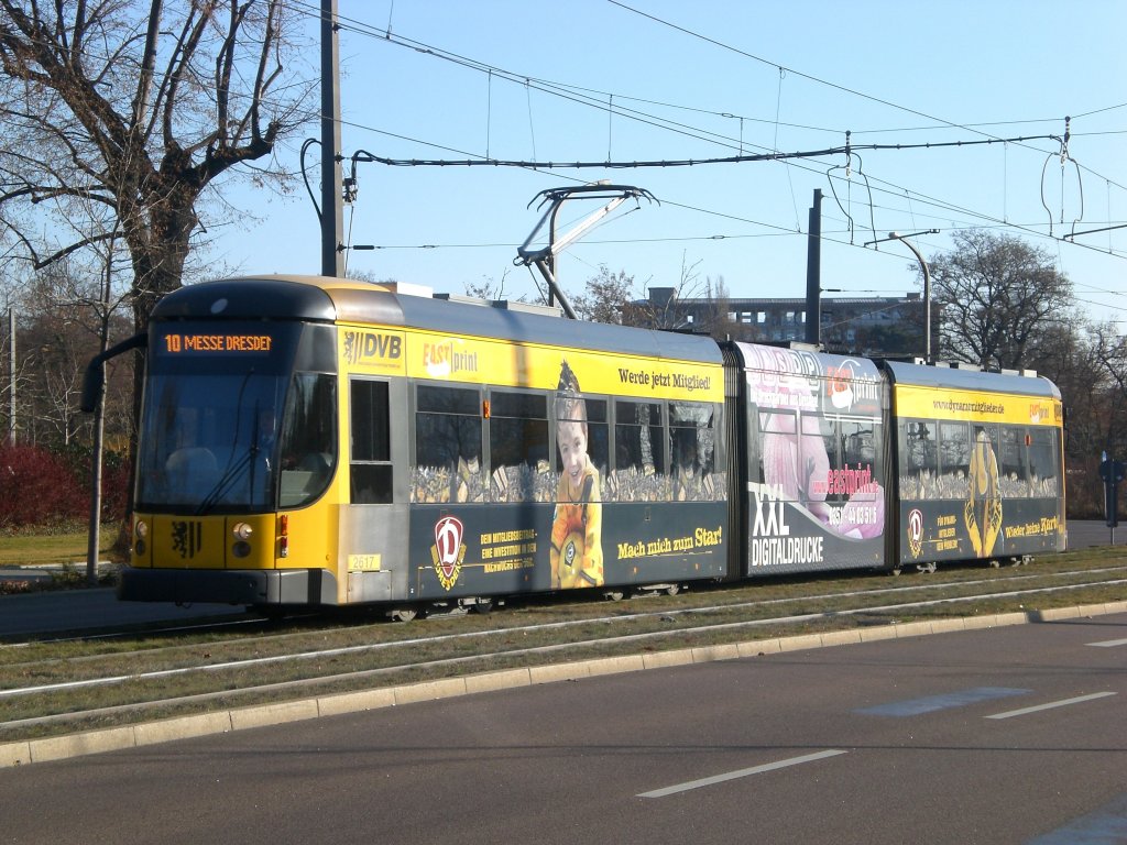 Dresden: Straenbahnlinie 10 nach Messe Dresden nahe der Haltestelle Seevorstadt West Lenneplatz.(29.11.2011)