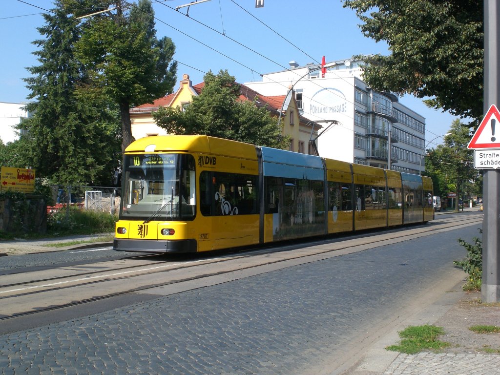 Dresden: Straenbahnlinie 10 nach Striesen Ludwig-Hartmann-Strae an der Haltestelle Striesen Pohlandplatz.(27.7.2011)