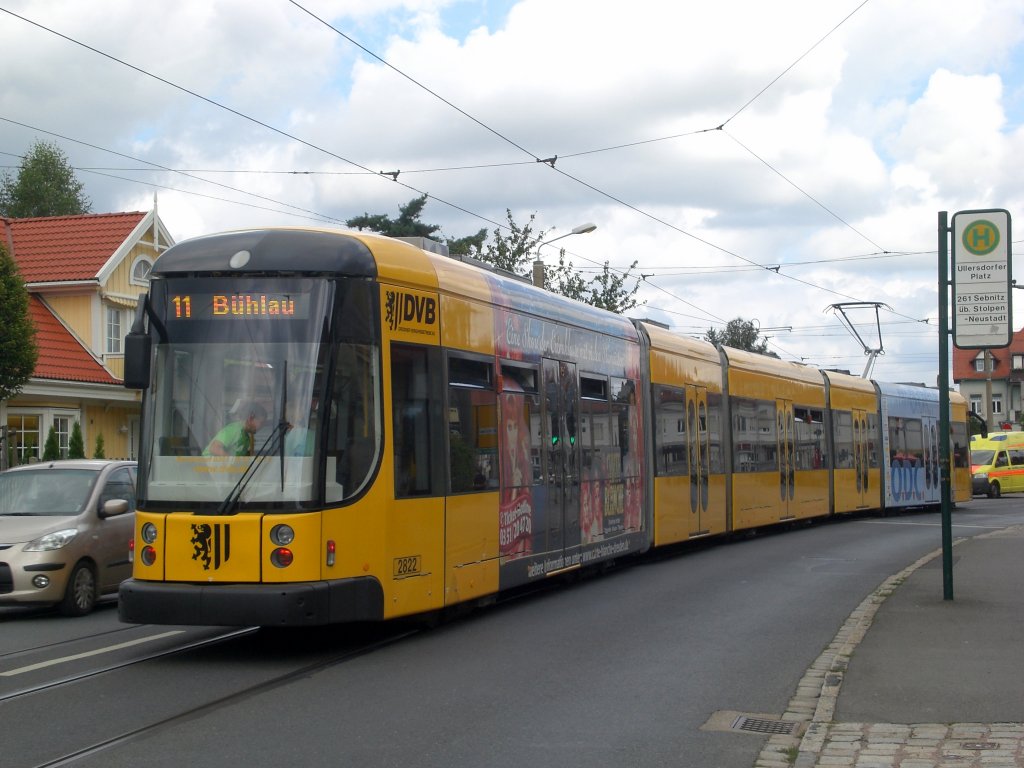 Dresden: Straenbahnlinie 11 an der Haltestelle Bhlau Ullersdorfer Platz.(18.8.2010)