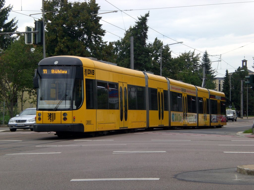 Dresden: Straenbahnlinie 11 nach Bhlau Ullersdorfer Platz an der Haltestelle Zschertnitz Zellescher Weg.(18.8.2010)