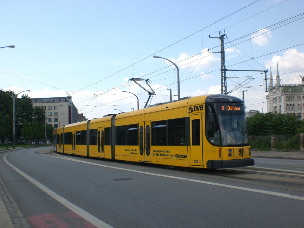 Dresden: Straenbahnlinie 11 nach Bhlau Ullersdorfer Platz an der Haltestelle Wilsdruffer Vorstadt Kongresszentrum.(27.7.2011)