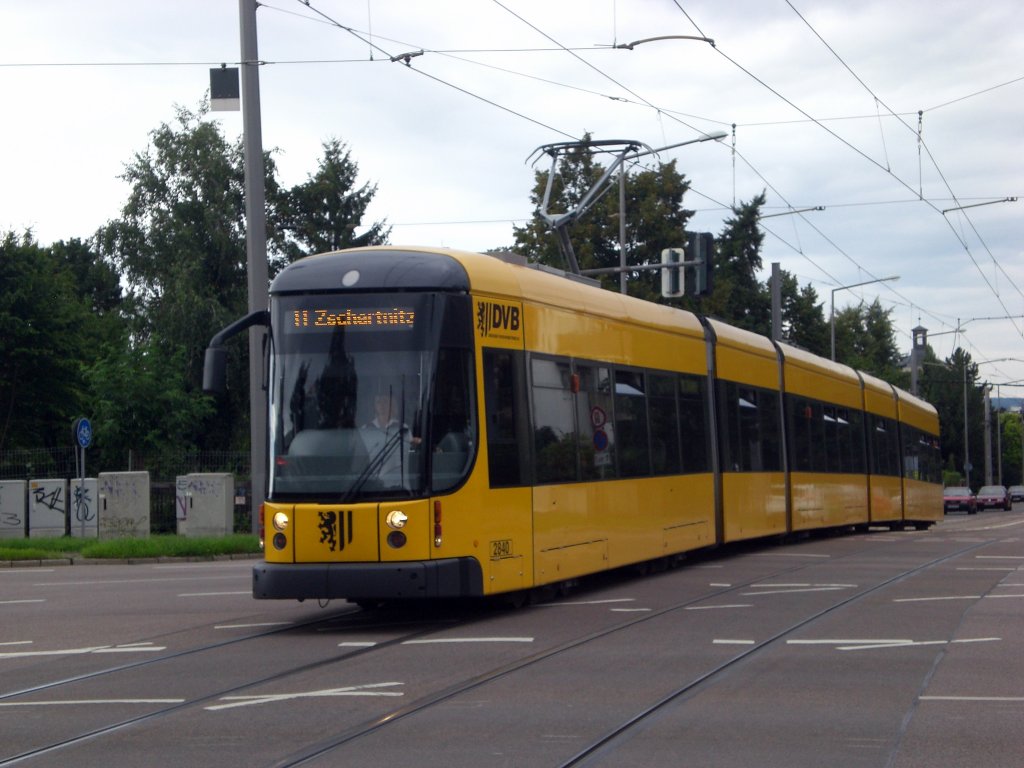 Dresden: Straenbahnlinie 11 nach Zschertnitz an der Haltestelle Zschertnitz Zellescher Weg.(18.8.2010)