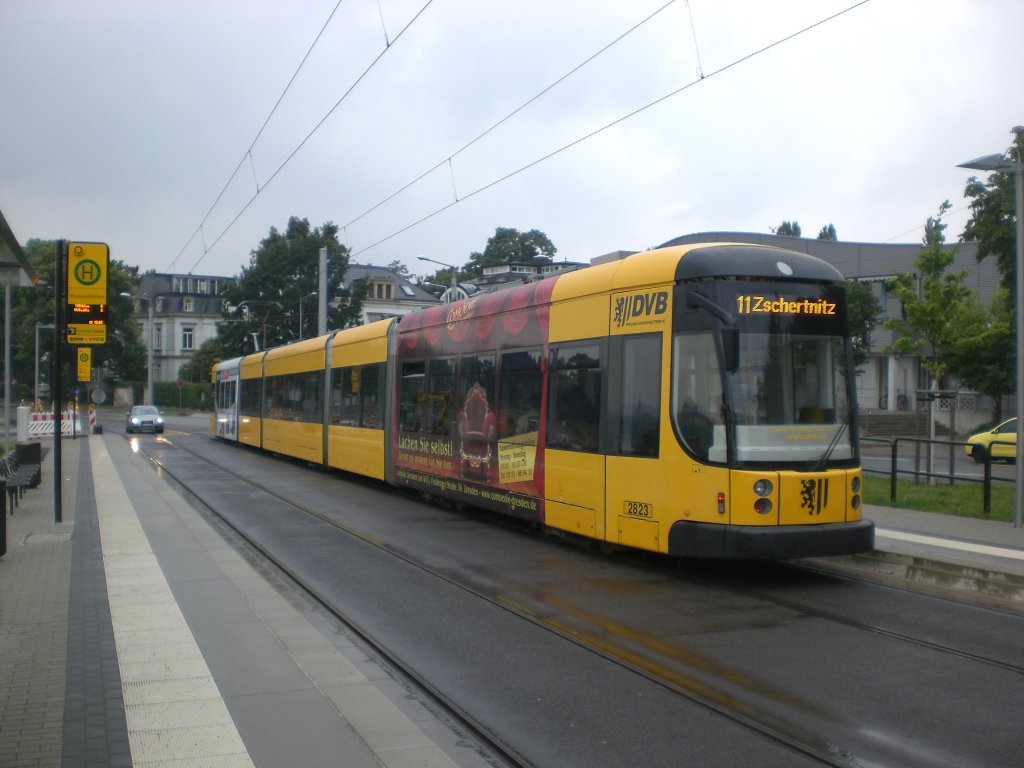 Dresden: Straenbahnlinie 11 nach Zschertnitz an der Haltestelle Radeberger Vorstadt Waldschlchen.(29.7.2011)
