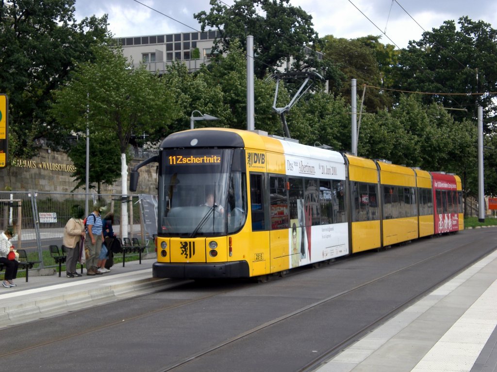 Dresden: Straenbahnlinie 11 nach Zschertnizt an der Haltestelle Radeberger Vorstadt Waldschlchen.(18.8.2010)