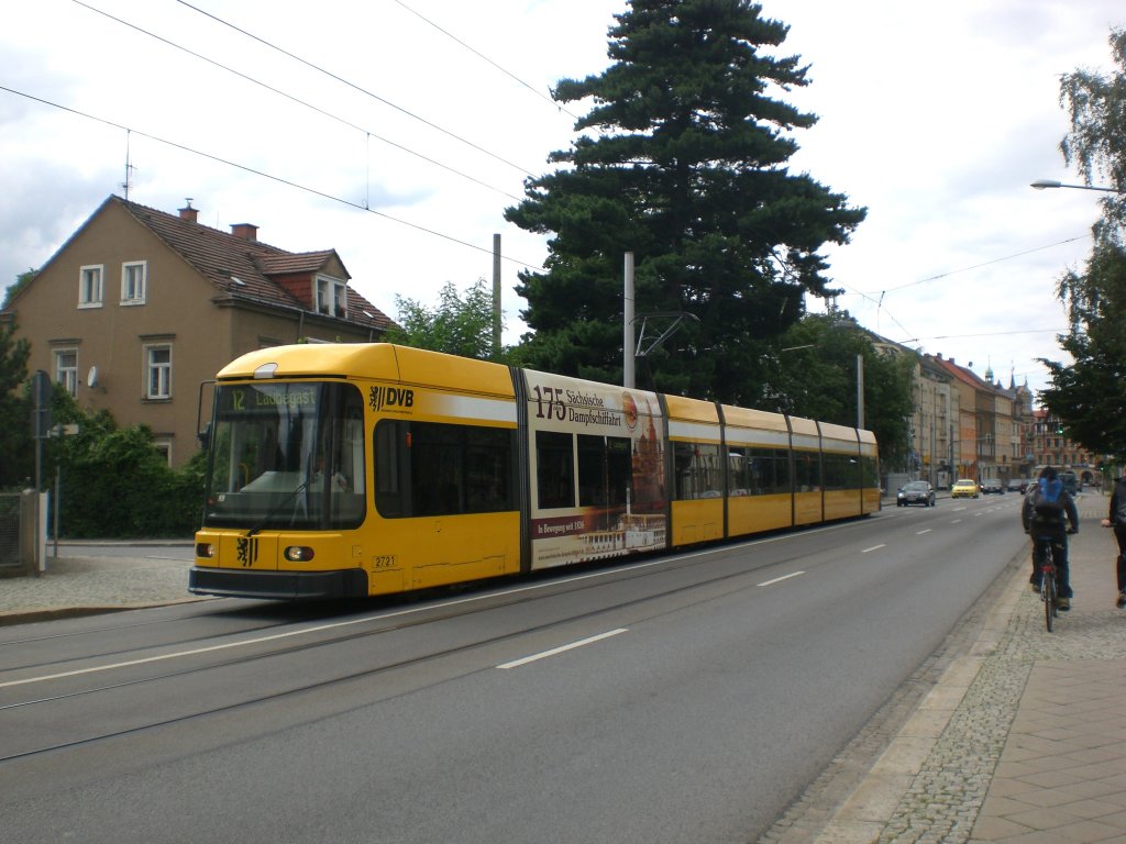 Dresden: Straenbahnlinie 12 nach Laubegast Kronstdter Platz an der Haltestelle Striesen Jngstrae.(23.7.2011)