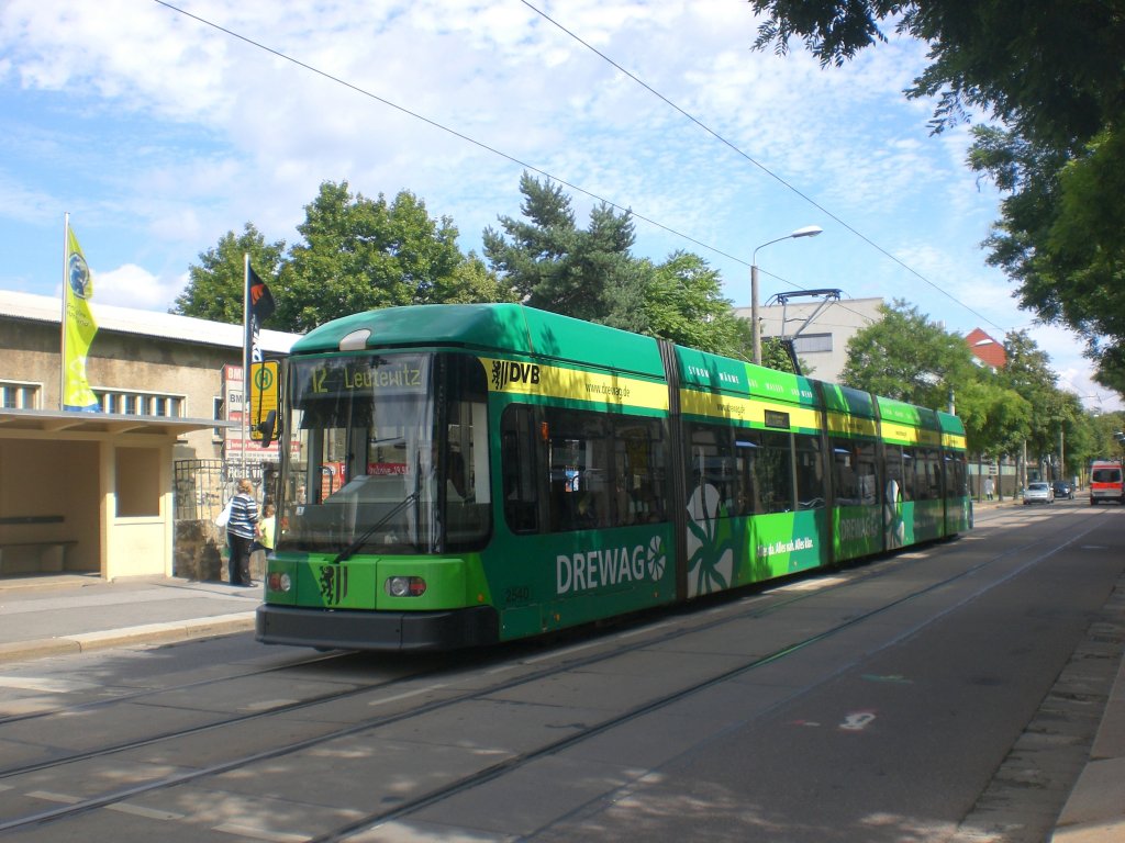 Dresden: Straenbahnlinie 12 nach Leutewitz an der Haltestelle Johannstadt Augsburger Strae.(18.8.2010)