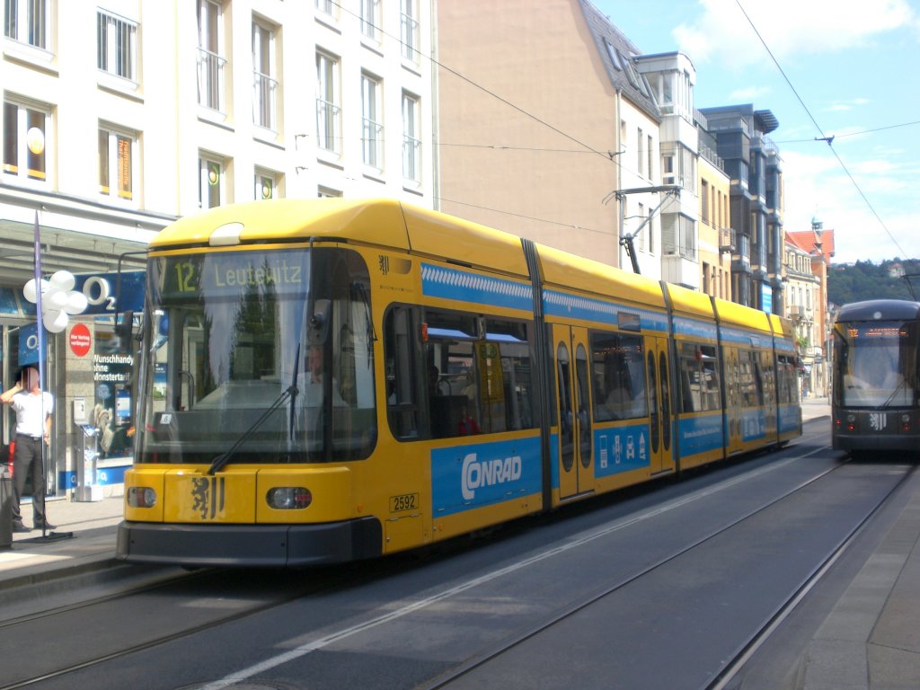 Dresden: Straenbahnlinie 12 nach Leutewitz an der Haltestelle Blasewitz Schillerplatz.(18.8.2010)