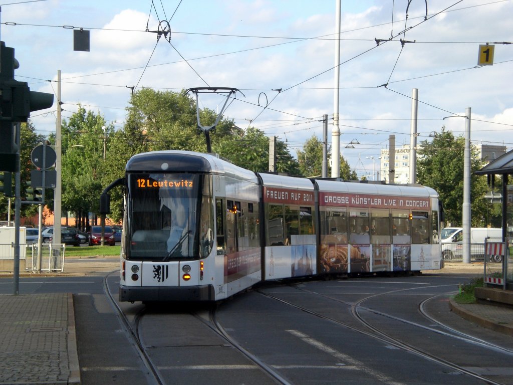 Dresden: Straenbahnlinie 12 nach Leutewitz an der Haltestelle Pirnaischer Platz.(18.8.2010) 

