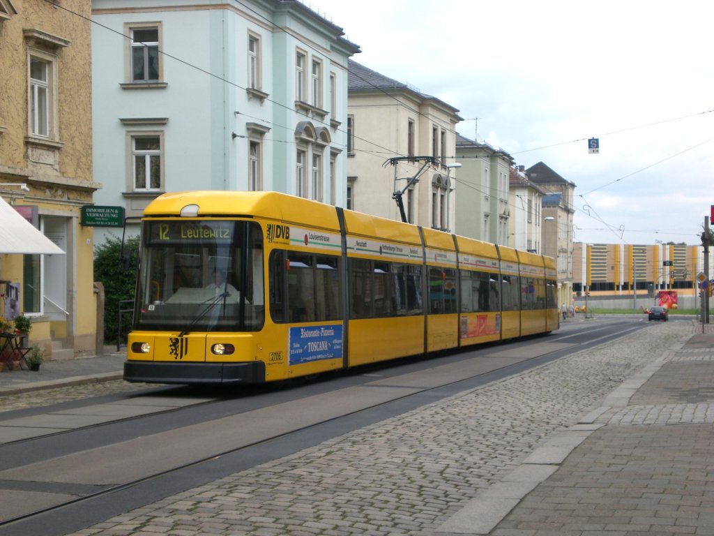Dresden: Straenbahnlinie 12 nach Leutewitz an der Haltestelle Cotta Cossebauder Strae.(28.7.2011)