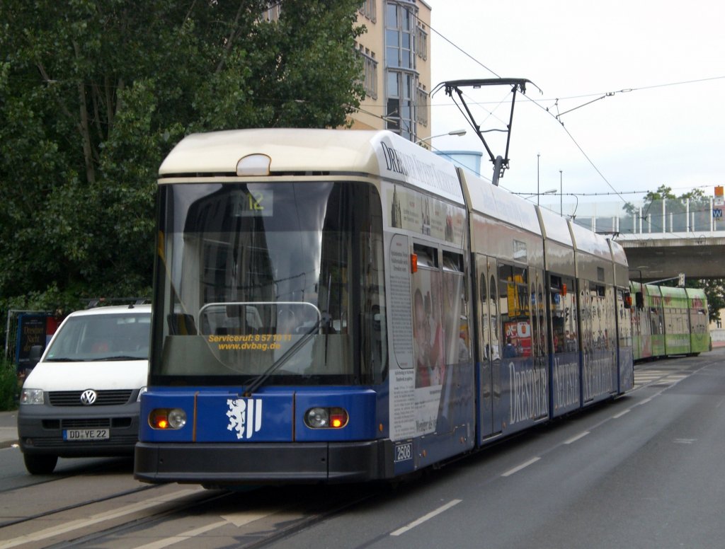 Dresden: Straenbahnlinie 12 nach Striesen Ludwig-Hartmann-Strae an der Haltestelle Lbtau Tharandter Strae.(18.8.2010)