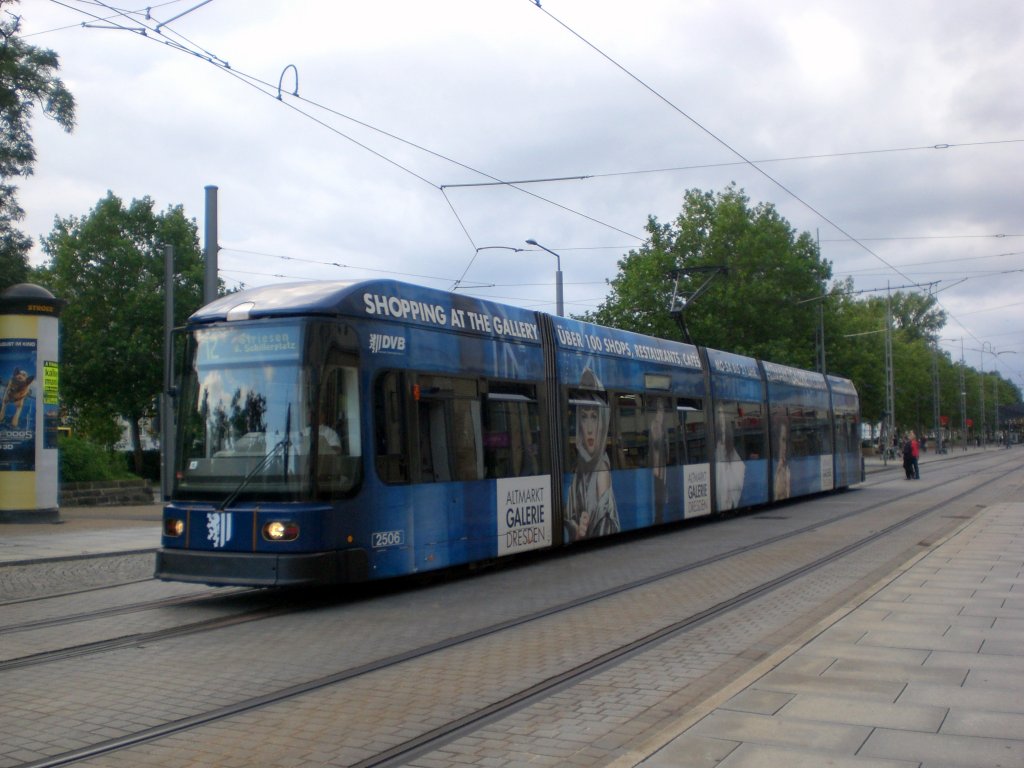 Dresden: Straenbahnlinie 12 nach Striesen Ludwig-Hartmann-Strae nahe der Haltestelle Postplatz.(18.8.2010) 