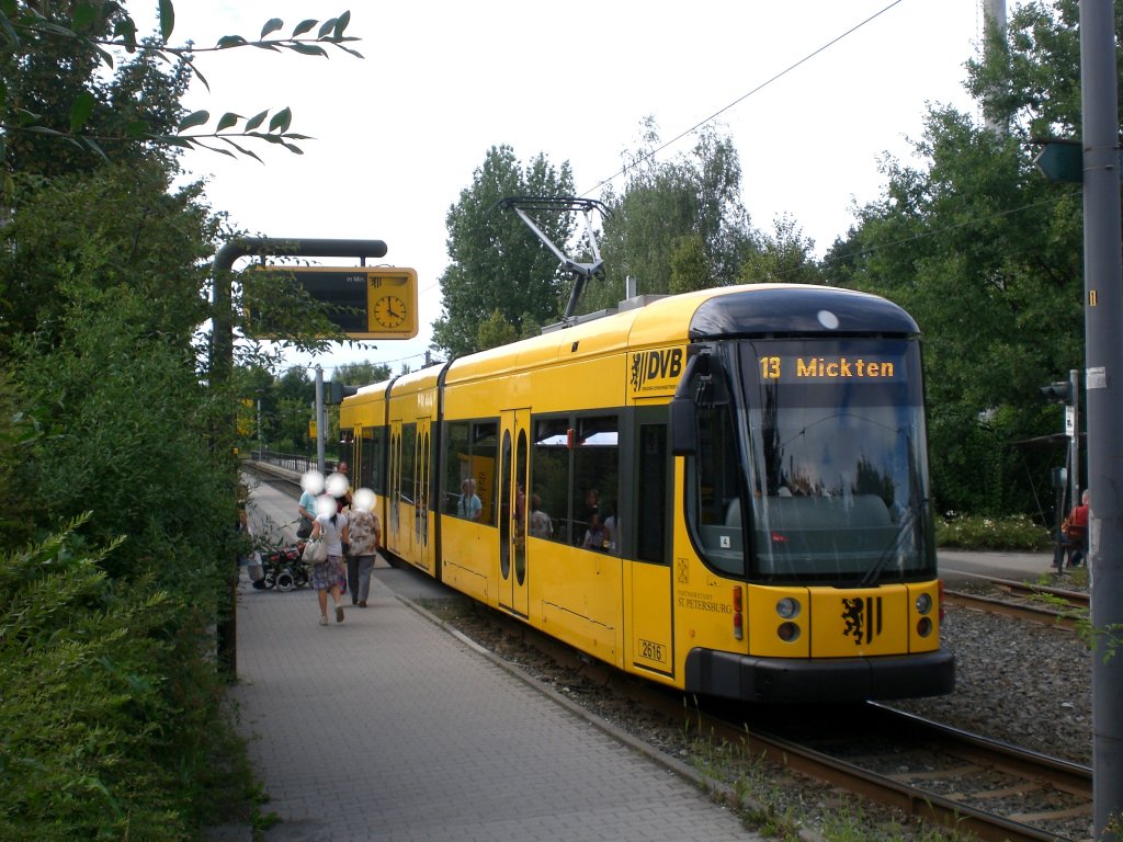 Dresden: Straenbahnlinie 13 nach Mickten an der Haltestelle Prohlis Gleisschleife.(28.7.2011)