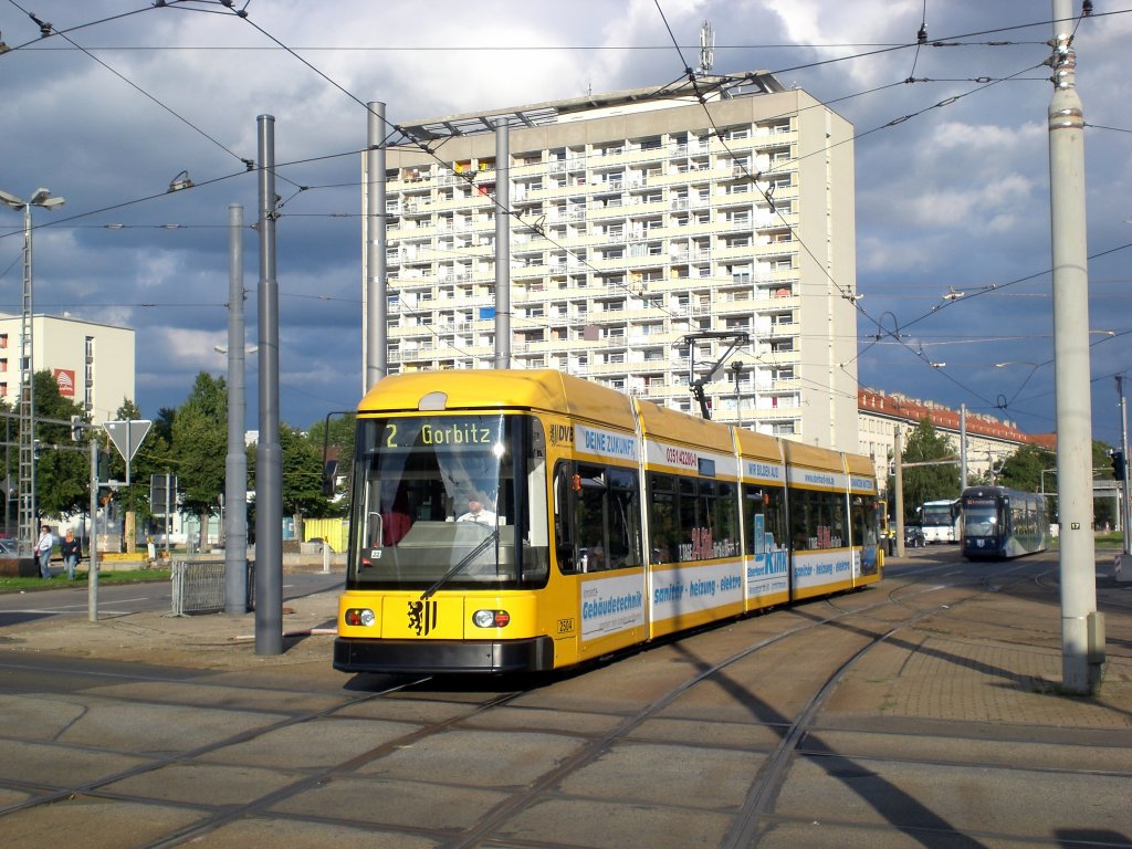 Dresden: Straenbahnlinie 2 nach Betriebshof Gorbitz an der Haltestelle Pirnaischer Platz.(18.8.2010) 

